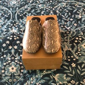 WMNS 100% Vegan snake print mules